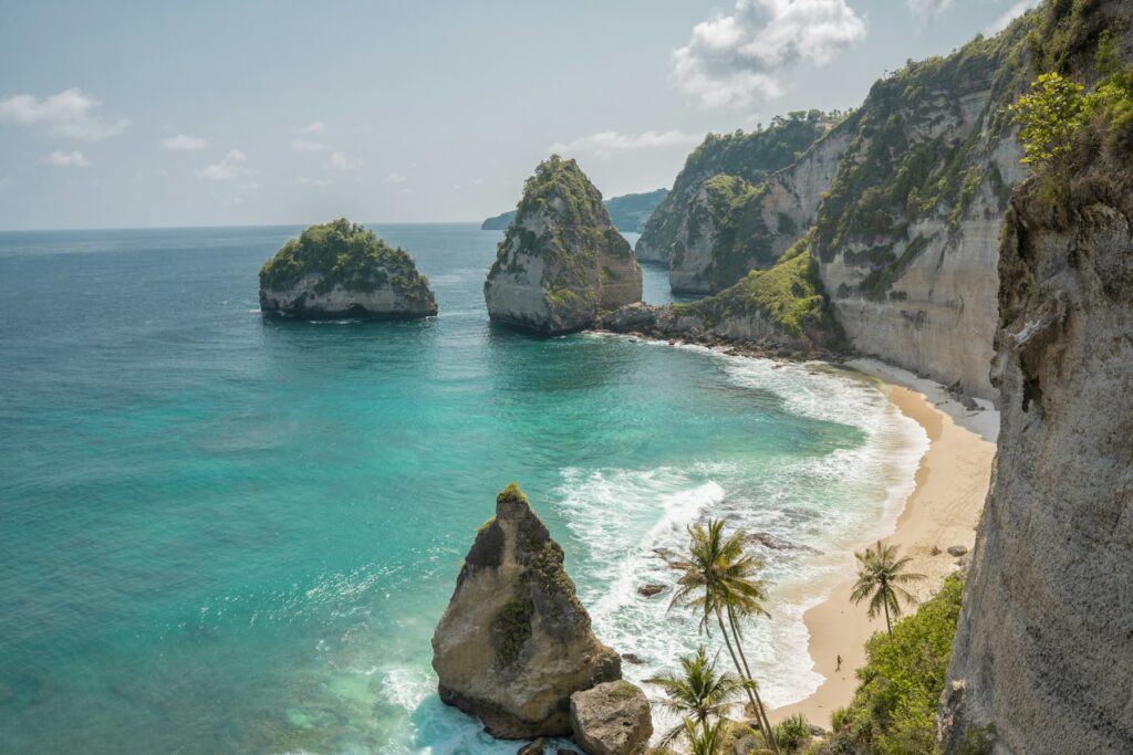 Turquoise water and steep coastal cliffs on Nusa Penida near Bali
